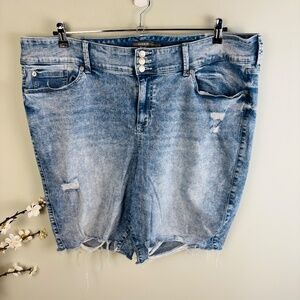 Torrid Distressed Jegging Bermuda Shot Size 26